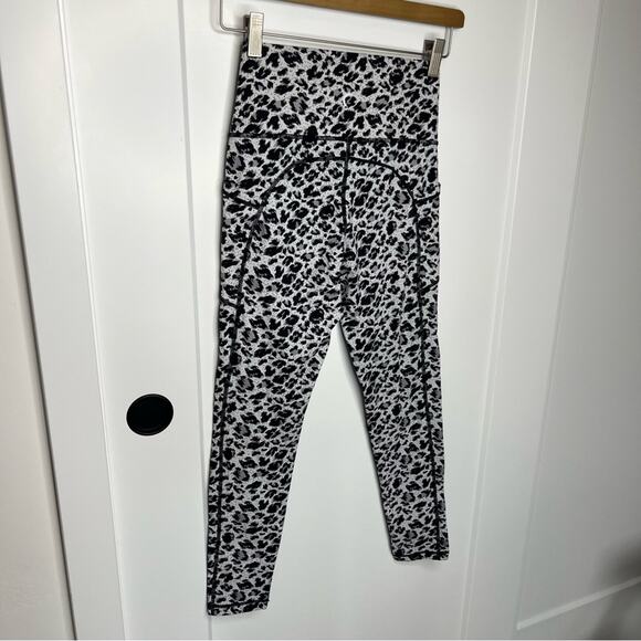 Zyia Active Black & White Leopard Print Pocket Cropped Leggings Size 4 - Picture 7 of 7